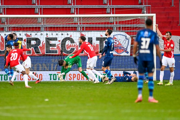 Het moment waarop het alsnog fout gaat voor Heracles. De seconden tikken weg, maar dan duikt FC Utrecht-spits Adrian Dalmau op, die de bal tegen Mats Knoester van Heracles aan kopt: eigen doelpunt.