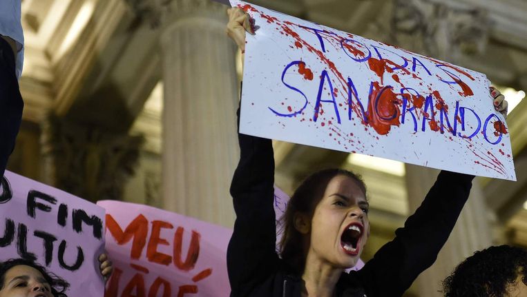 Vrijdagavond protesteerden honderden vrouwen in Rio de Janeiro en São Paulo vanwege de verkrachting van het meisje. Beeld afp