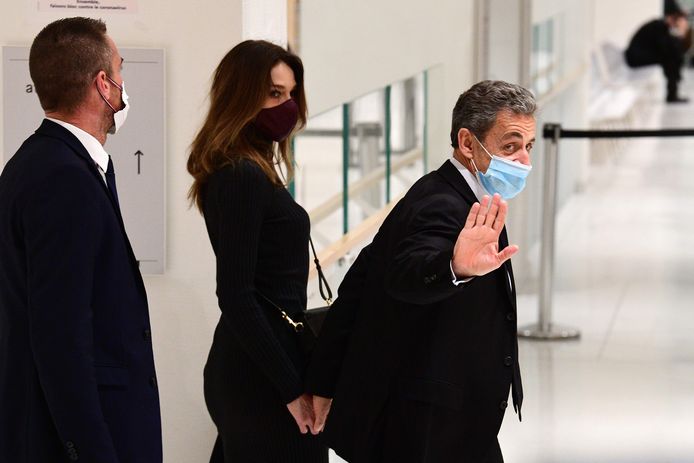 Sarkozy was vandaag voor het eerst sinds het begin van het proces vergezeld van zijn vrouw, zangeres Carla Bruni.