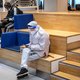 Lange rij bij gate F3 op Schiphol: ‘Ik weet niet hoelang mijn moeder nog leeft, dat vind ik voldoende reden toch te gaan’