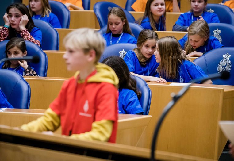 Basisschoolleerlingen uit groep 7 en 8 stellen vragen aan kabinetsleden tijdens het kindervragenuur met kinderen van de basisschoolgroepen 7 en 8 in de Tweede Kamer. Beeld ANP
