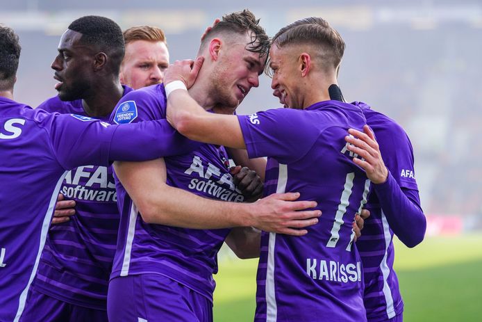 Sam Beukema (m) wordt gefeliciteerd na de 1-1.