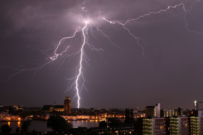 Onweer en bliksem boven Dordrecht