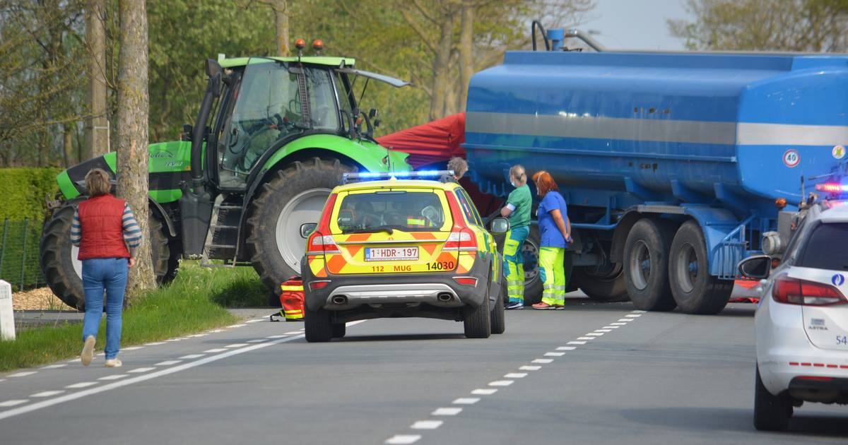 Motorrijder (60) sterft onder tractor die erf wil oprijden Veurne