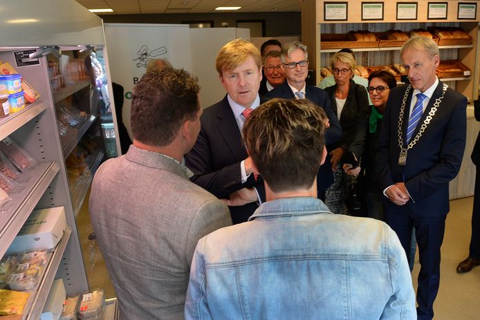 Koning Willem-Alexander in 2015 in Gassel in gesprek met ondernemers in dorpsservicewinkel Ut Turp.