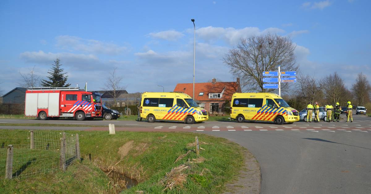 Fietsers gewond door botsing met auto in Horssen.