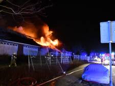 Grote brand in oude school in Vroomshoop, pand gaat verloren: ‘Het was niet de vraag óf het zou branden, maar wanneer’