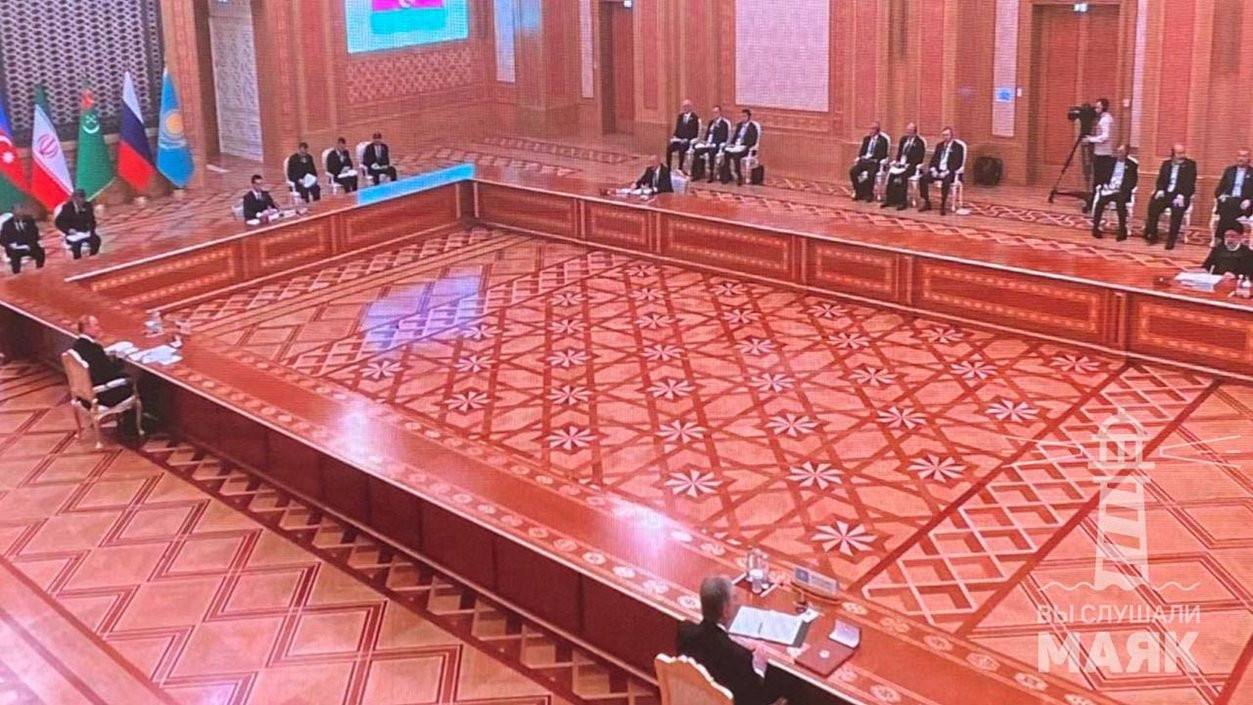 De grote vergaderzaal waar de Kaspische Top afgelopen week plaatsvond. De vijf regeringsleiders zijn amper herkenbaar.