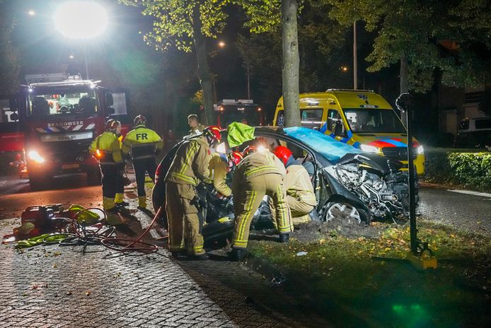 De brandweer moest de vrouw uit de auto halen, nadat ze met haar voertuig tegen een boom in Spoordonk was gebotst.