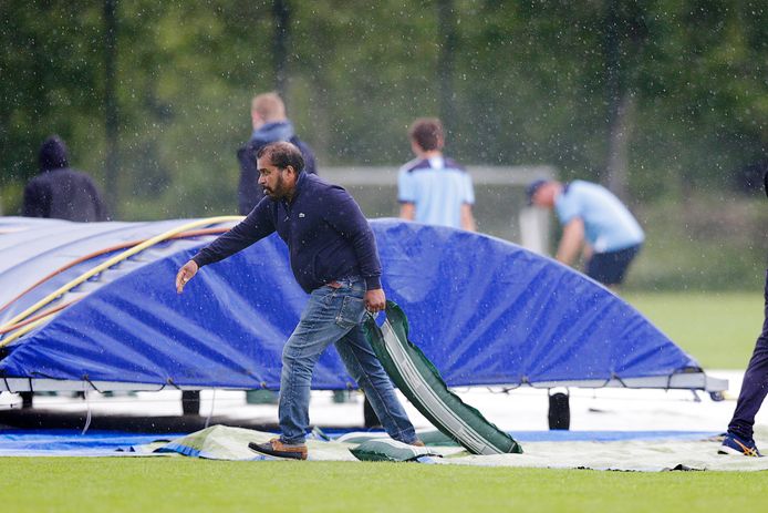 Bij Kampong deden ze er alles aan om het veld droog te houden. Tevergeefs, het cricketduel met Hermes DVS werd toch afgelast.