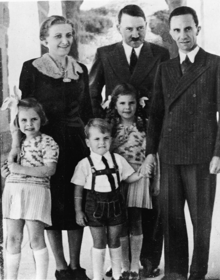 1938: Hitler met propagandaminister Joseph Goebbels, diens vrouw Magda en drie van hun kinderen. De familie Goebbels bleef in de weken voor de instorting van het Derde Rijk bij Hitler in de buurt. Beeld Getty Images