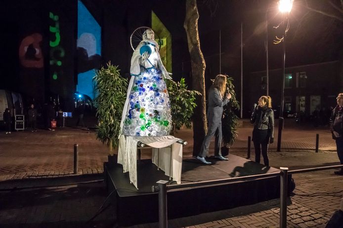 De Klimaatmadonna voor het stadhuis.