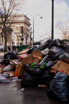 Les ordures s’accumulent à Paris, la réaction des éboueurs: “Quand on n’est plus là, la ville s’effondre”