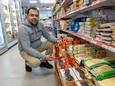 Farzad Hashemi van Idris Supermarkt in Vlissingen toont een onmisbaar ingrediënt voor de Ramadan: dadels. Direct na zonsondergang eten moslims als eerste een paar dadels en drinken ze een glas melk.