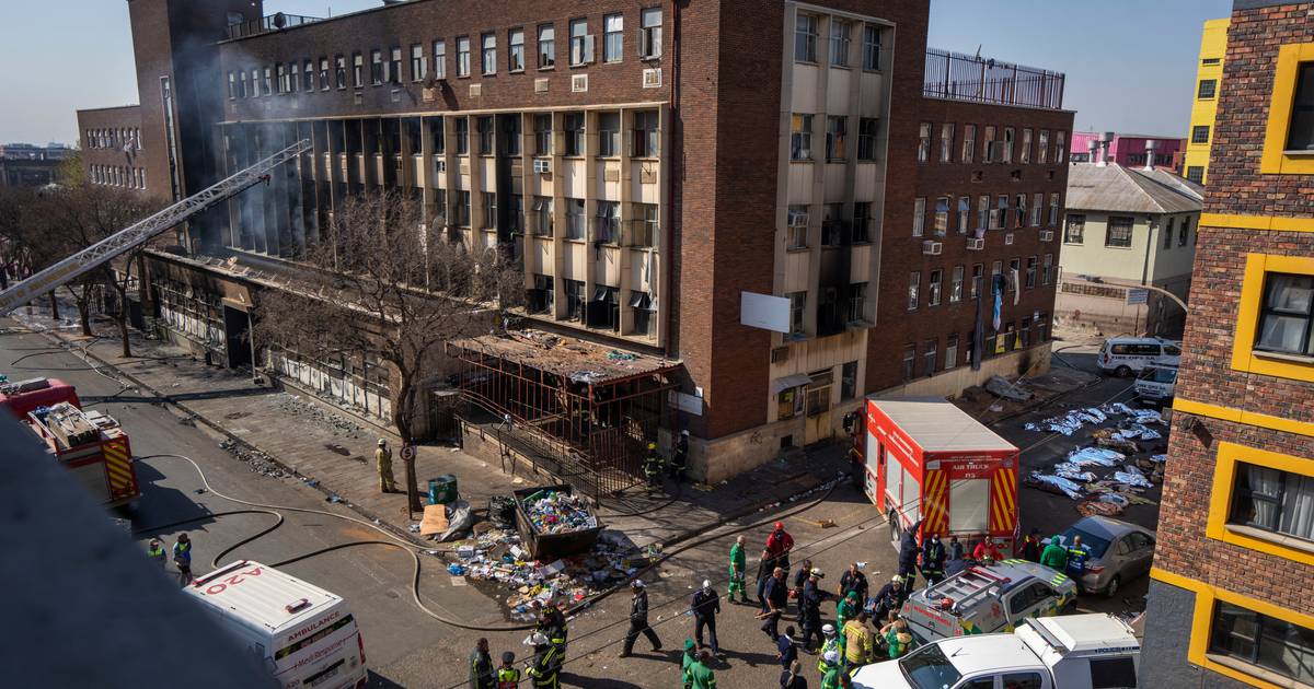 Un uomo è stato arrestato dopo aver ammesso di aver appiccato un terribile incendio che ha ucciso 77 persone a Johannesburg |  mondo