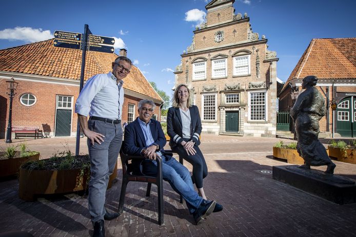 Jeroen Hatenboer (Donker jasje), Guus Mulder en wethouder Evelien Zinkweg.