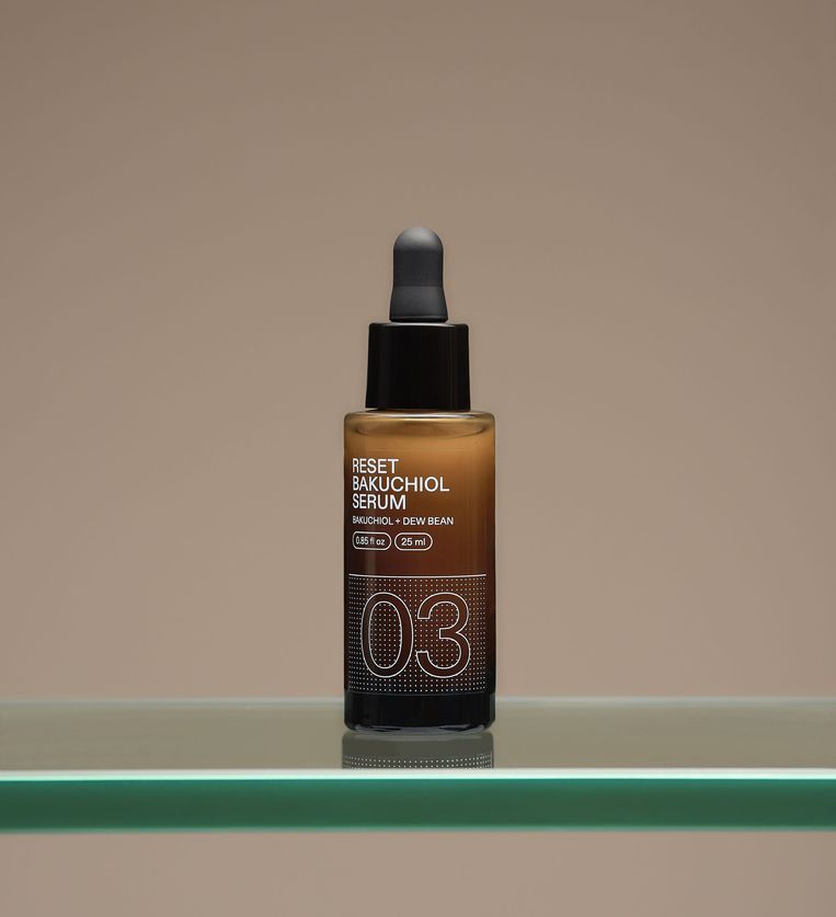 The Wellness Shot van Routinely, een serum dat vroegtijdige veroudering voorkomt en tegelijk de huid kalmeert. (29,90 euro voor 25 ml via routinely.com) Beeld rv