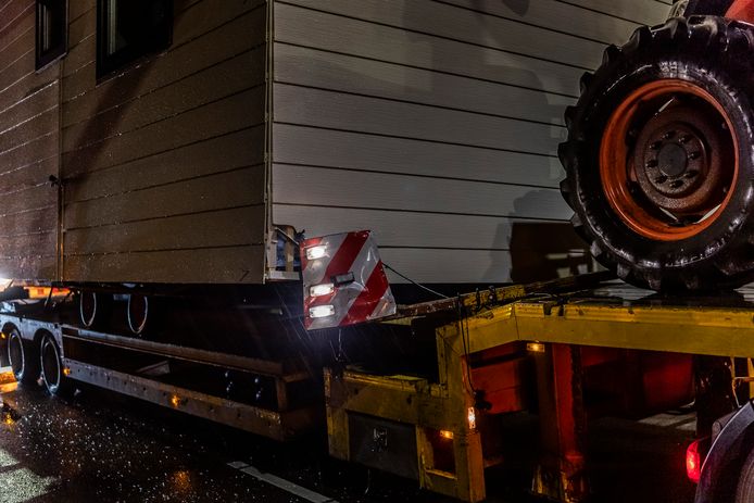 Botsing tussen auto en speciaal vervoer in Tilburg.