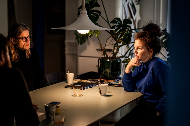Lize Spit: ‘Ik ben een jonge vrouw, dus ik kom sowieso niet op de apenrots: daar zitten alleen mannen die elkaar complimen­ teren met de romans die ze schrijven.’ Beeld Diego Franssens