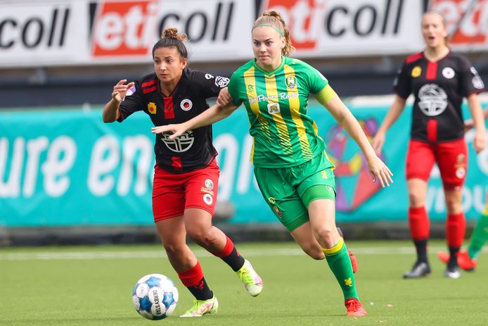 Sabrine Ellouzi (links) in actie tegen ADO Den Haag.