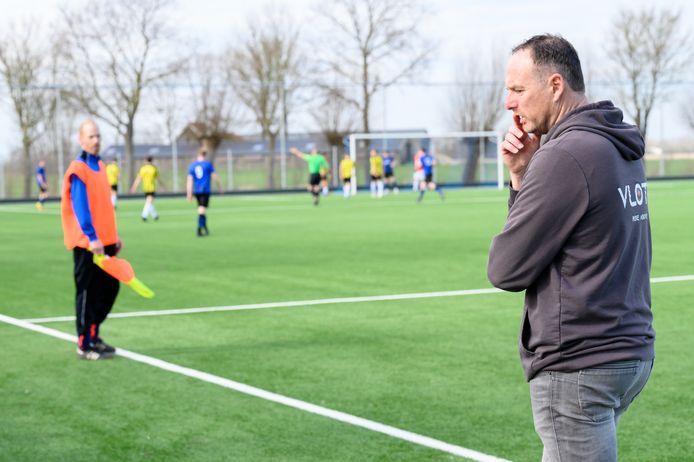 Peter van der Cingel, interim-trainer van SKNWK, tijdens het belangrijke duel van zijn ploeg (zwart-blauw) met concurrent Tholense Boys.