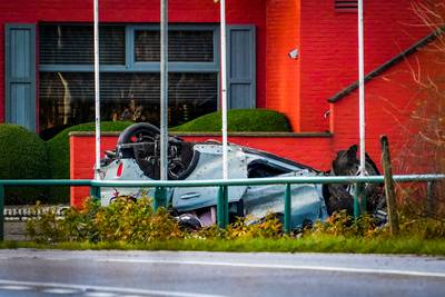 Grens bij Eersel afgesloten na dodelijk ongeluk waarbij auto ondersteboven op terras belandt