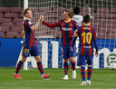 Antoine Griezmann viert het vijfde doelpunt met Frenkie de Jong en Lionel Messi.