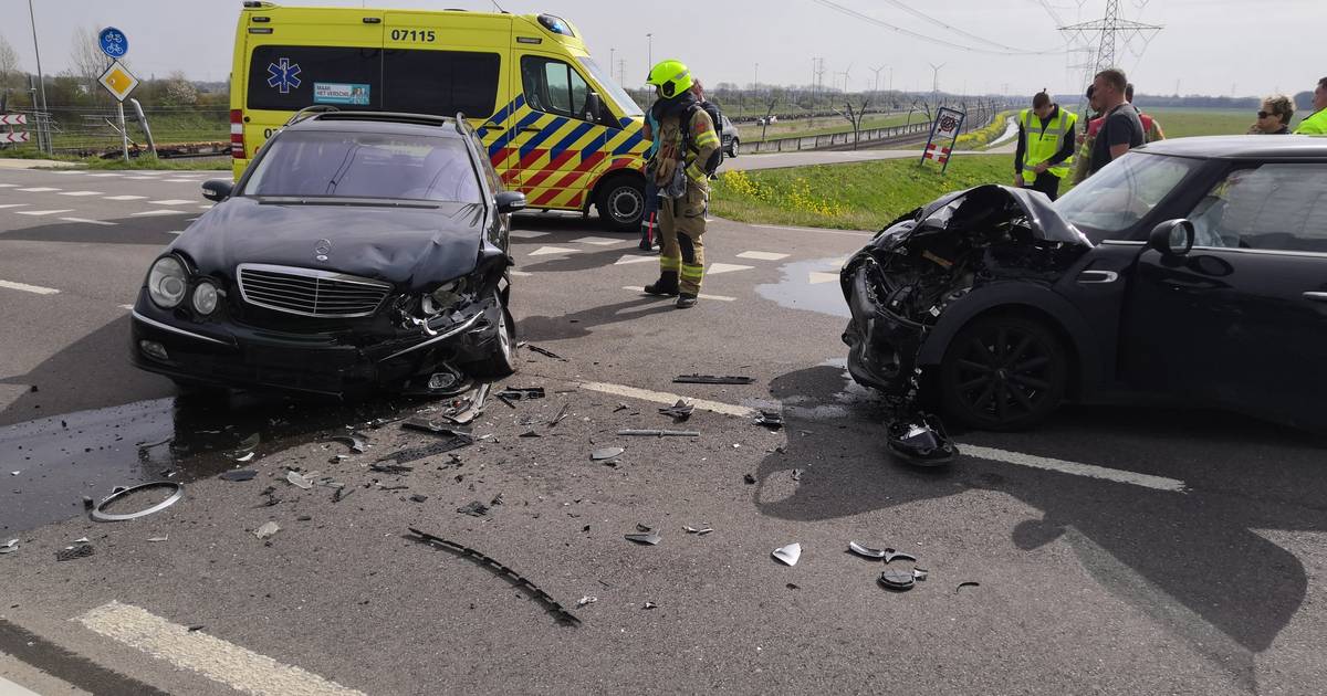 Ravage op kruising Tielsetraat na botsing: benzine vrijgekomen op wegdek.