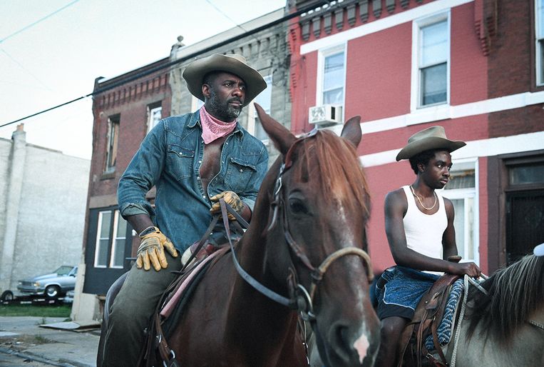 Idris Elba en Caleb McLaughlin in 'Concrete Cowboy' Beeld NETFLIX
