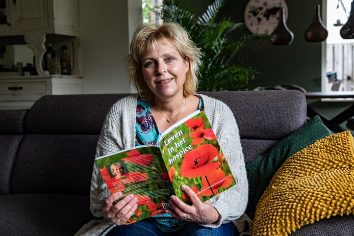 Marloes van Leeuwen-Rothengatter: ‘ In de nacht is de sfeer in het hospice sereen en verstild. Dan kom je heel dichtbij. Soms zit ik hand in hand omdat iemand bang is.’