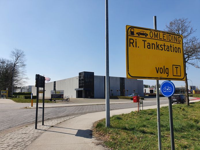 Wie wil gaan tanken bij Van Raak aan Grens in Poppel, moet al zeker tot 1 april een omleiding volgen.