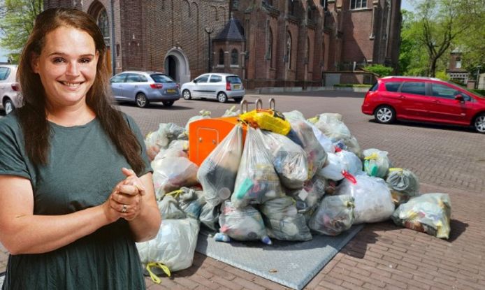 Plastic afval bij de enige plek waar je het weg kunt brengen in Berghem: voor de kerk.