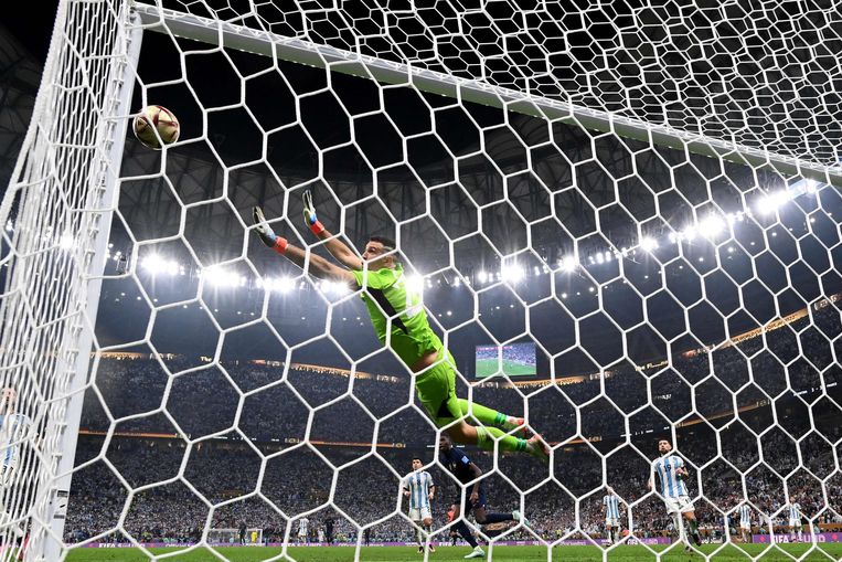 Emiliano Martínez duikt naar de bal. Beeld AFP