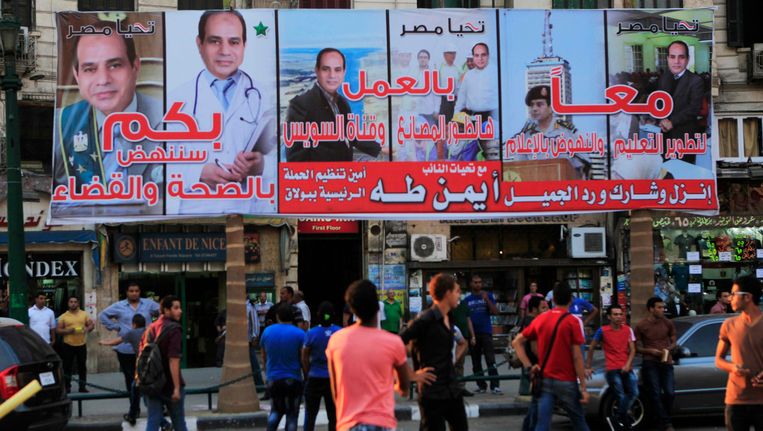 Verkiezingsposters van voormalig legerleider Abdel Fattah al-Sisi, die grote kans maakt op de winst. Beeld Reuters