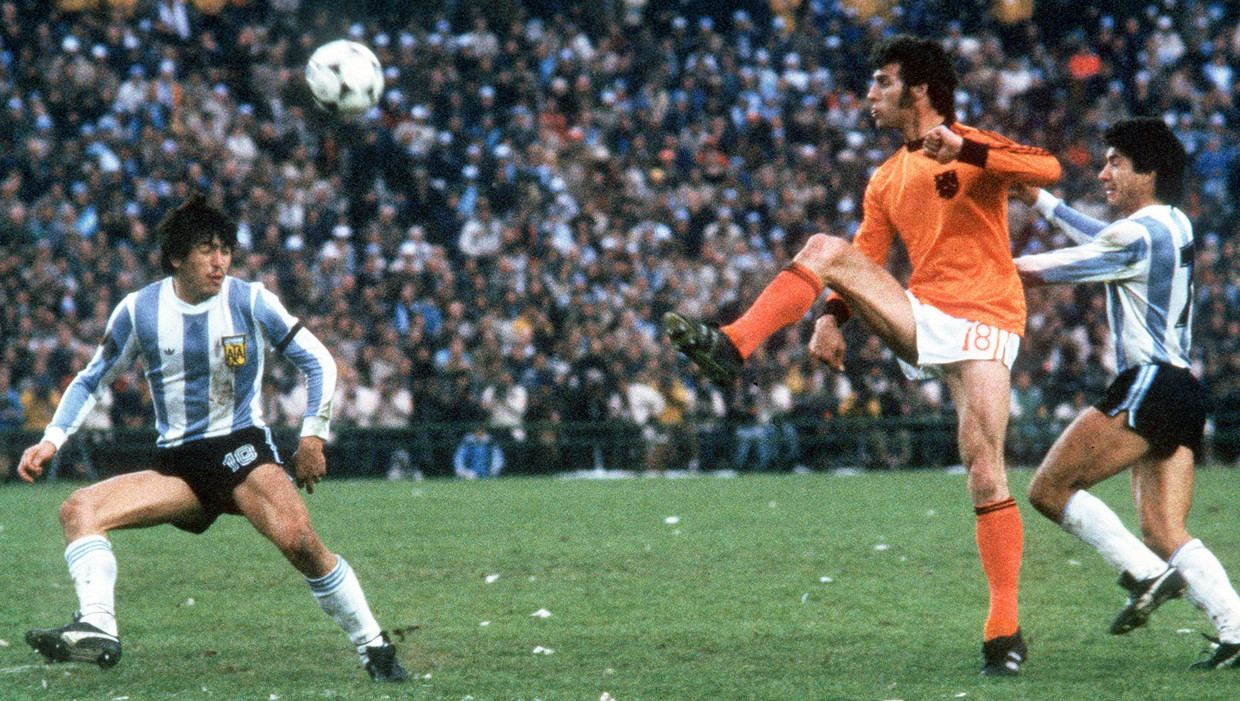 Dick Nanninga (m) in duel met Argentijnen Daniel Passarella (l) en Omar Larrossa (r) tijdens de WK-finale in 1978. Beeld anp