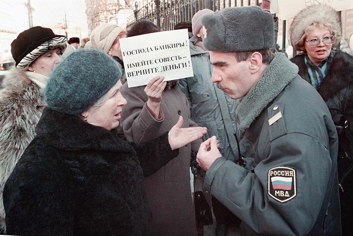 Demonstranten in Moskou eisten in 1999 hun geld van de Centrale Bank terug