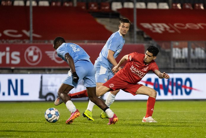 Emmanuel Matuta, van Jong PSV, in duel met Oussama Bouyaghlafen van Almere City.