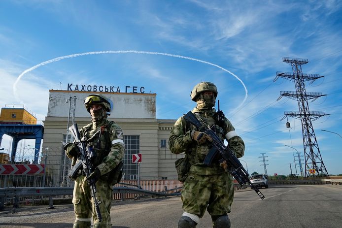 Des troupes russes gardent l'entrée de la centrale hydroélectrique de Kakhovka, une centrale hydroélectrique sur le fleuve Dniepr dans la région de Kherson, au sud de l'Ukraine, le 20 mai 2022.