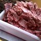 Werknemer toont hoe keten vlees buiten bij vuilnis 'bewaart' tijdens inspectie
