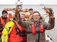 Patrick Lodiers met twee kreeften voor de veiling, één uit Kortgene en één uit Zierikzee.