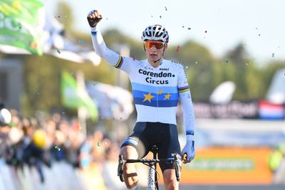 Van der Poel wint met grote overmacht in Ruddervoorde