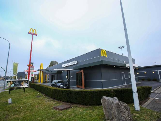 Via een gat in de muur de kluis van McDonald's kraken: 13 personen voor rechter