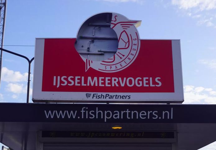 Het bord van de IJsselmeervogels op de Westdijk heeft forse schade opgelopen.