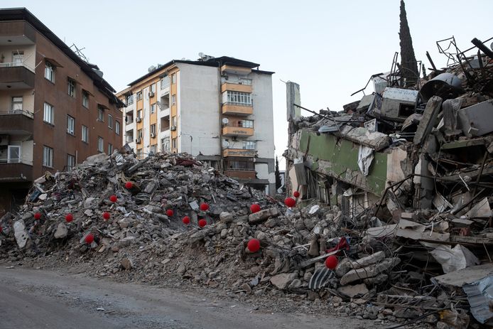 Rode ballonnen bevestigd aan een verwoest flatgebouw om de kindslachtoffers te herdenken in de nasleep van de dodelijke aardbeving, in Antakya, Turkije.