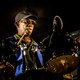 Er zijn vier drummers nodig om de koning van de afrobeat te vervangen