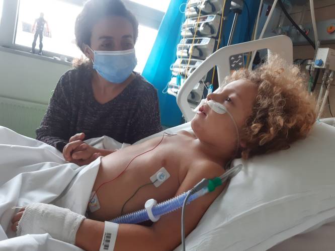INTERVIEW. Papa van ernstig ziek coronapatiëntje Kaïs (4) getuigt: “Pijnlijk om hem zo te zien, maar coma was enige oplossing”