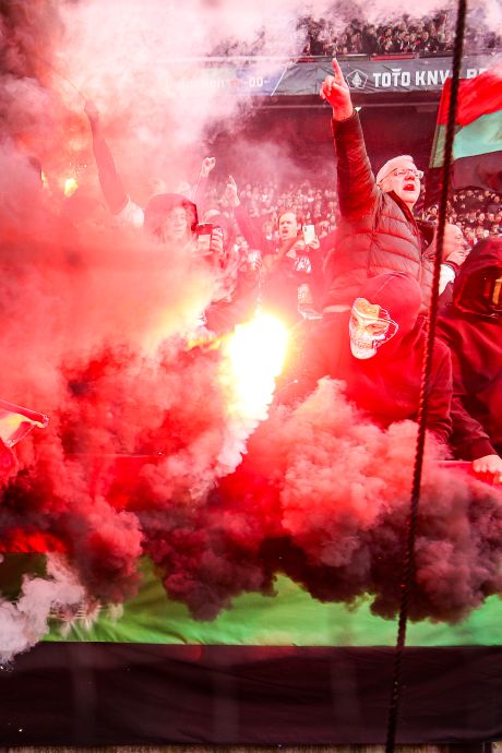 KNVB gaat supporters die vuurwerk afstaken tijdens bekerfinale Feyenoord-NEC opsporen en verbannen uit stadions