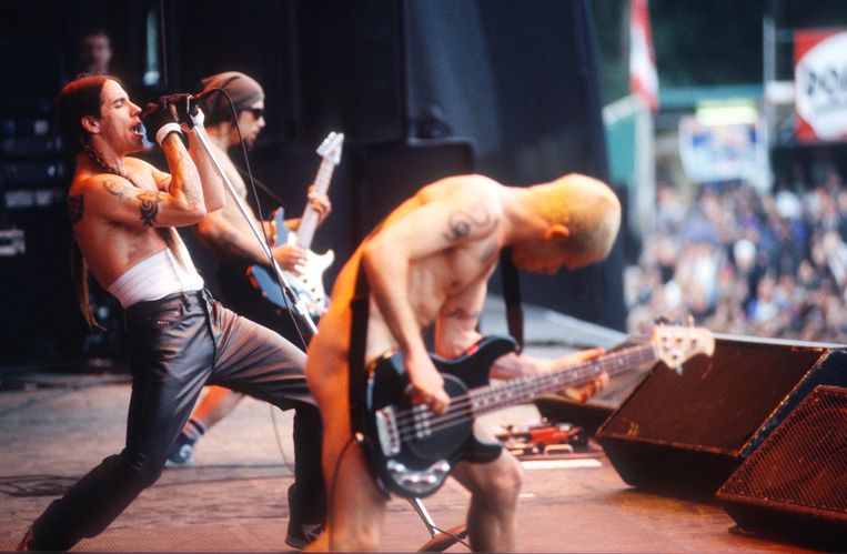 De Red Hot Chili Peppers op Werchter, in 1996. Flea trad op in zijn blootje.
 Beeld Gie Knaeps / Getty Images