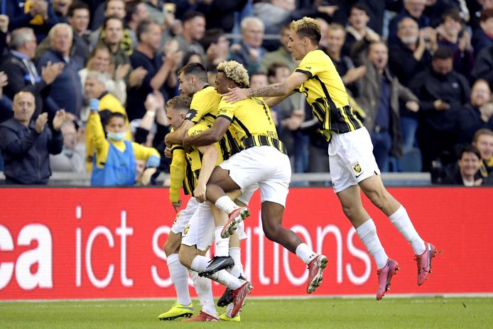 Spelers van Vitesse vieren de 2-0 tegen Anderlecht.