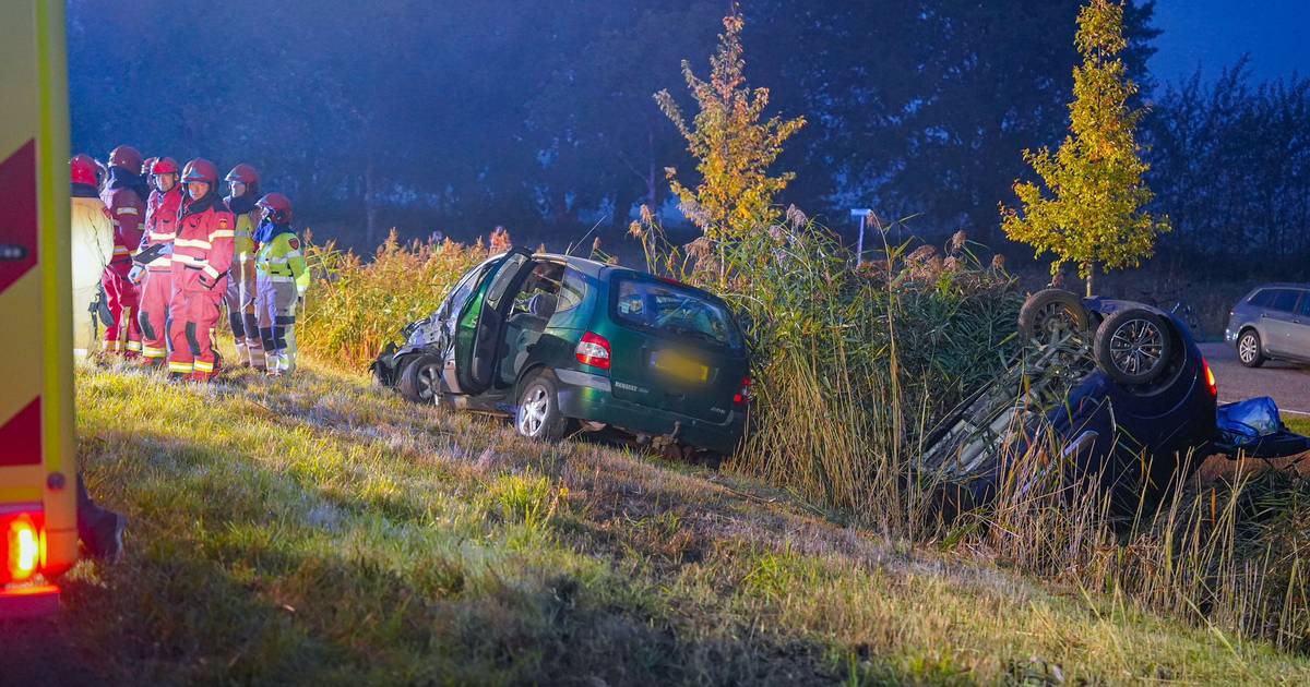 Auto ondersteboven in sloot na botsing met andere auto en tractor op N860 bij Onnen